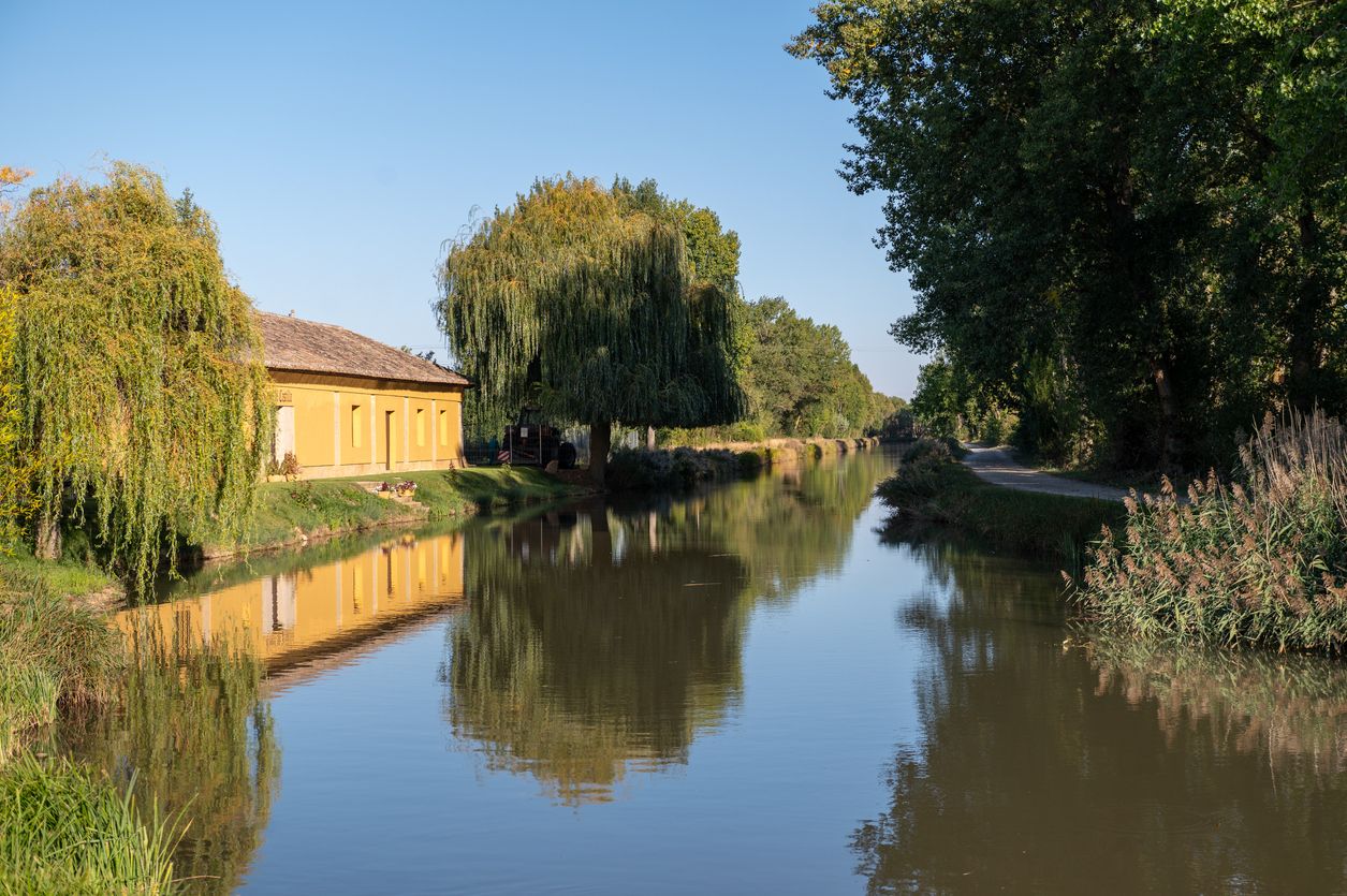 Canal de Castilla en la Ruta del Camino de Santiago, etapa de Catrojeriz a Fromista en España.