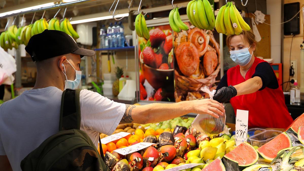 Una trabajadora de una frutería en un mercado, foto de recurso.