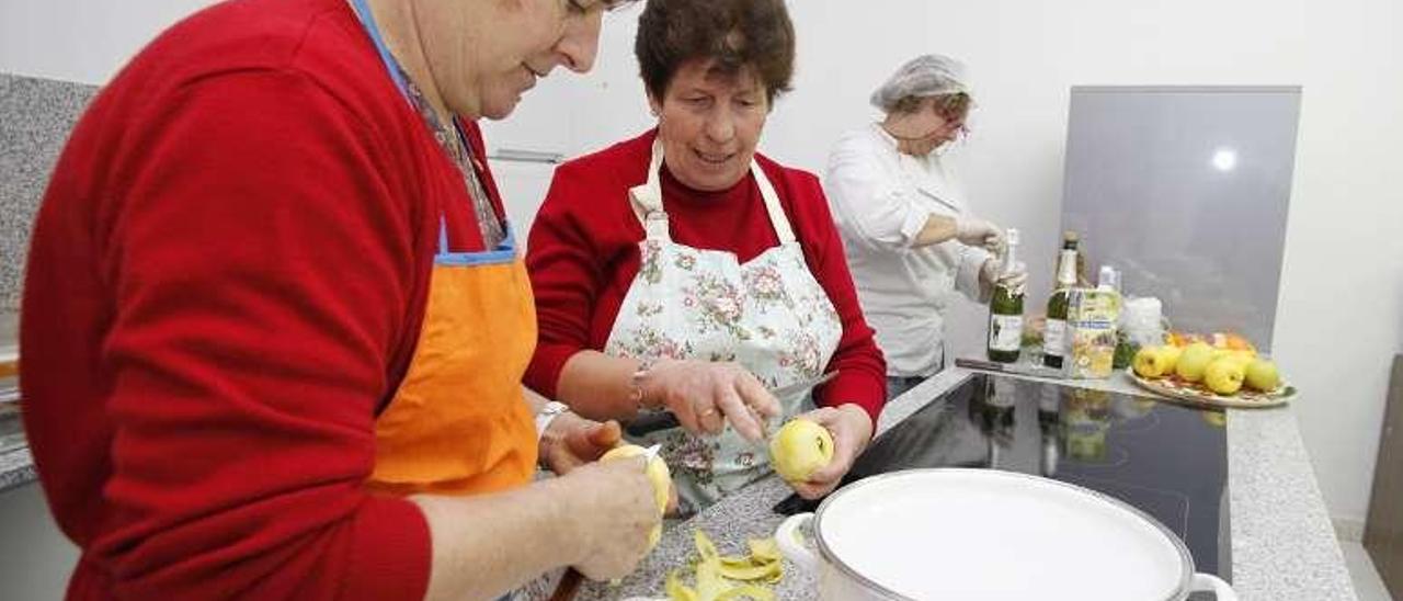 Asistentes a un curso de cocina del colectivo en 2013. // Bernabé/Gutier