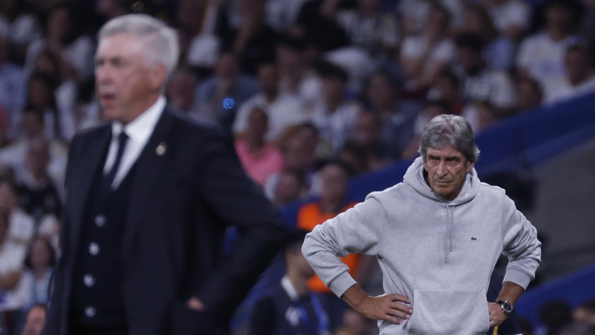 El entrenador del Betis Manuel Pellegrini durante el partido de la jornada 38 de LaLiga que Real Madrid y Real Betis disputan hoy sábado en el estadio Santiago Bernabéu, en Madrid.