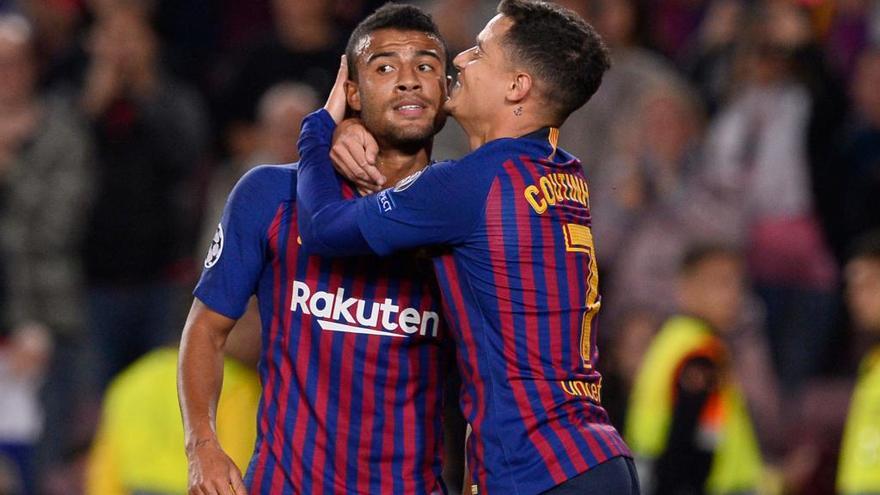 Coutinho besa a Rafinha. // AFP