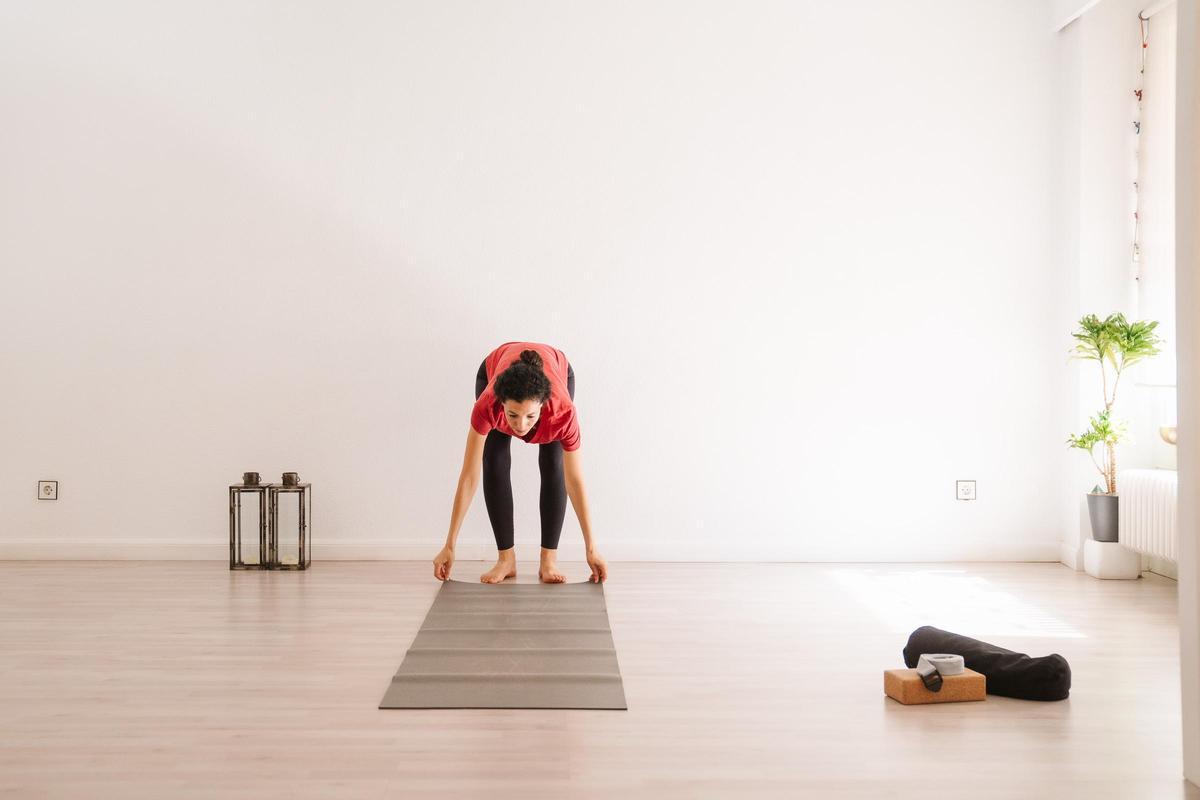 Laya Bou coloca una esterilla en su centro de yoga.