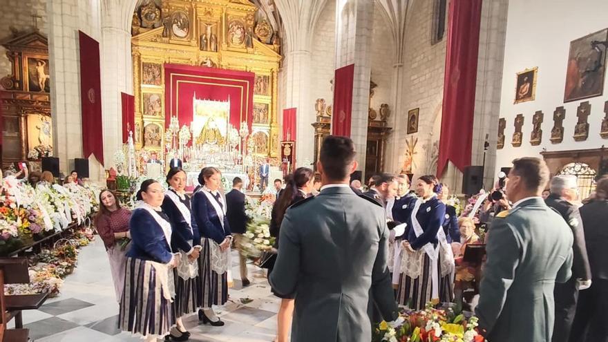Una ofrenda de flores entre oraciones y gratitud a la Virgen de Araceli
