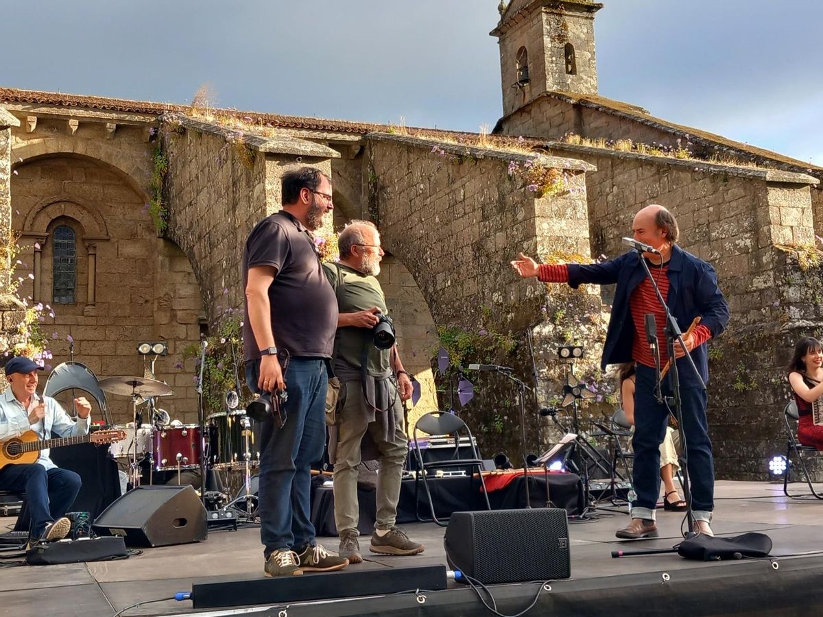 Carlos Núñez con los fotógrafos de prensa durante el concierto