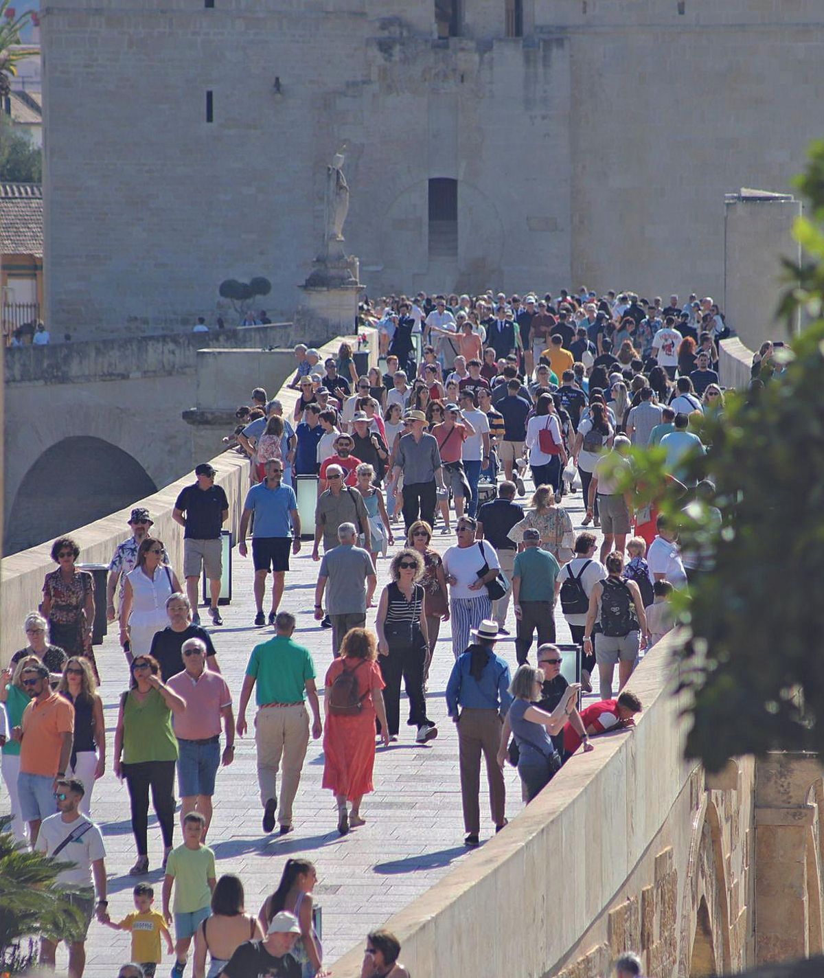 El Puente Romano en un día de masiva afluencia del turismo.