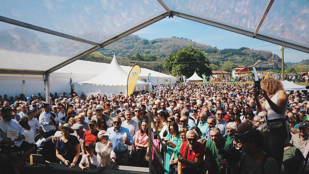 El recinto ferial a rebosar durante la subasta del Campanu de Asturias, el domingo al mediodía