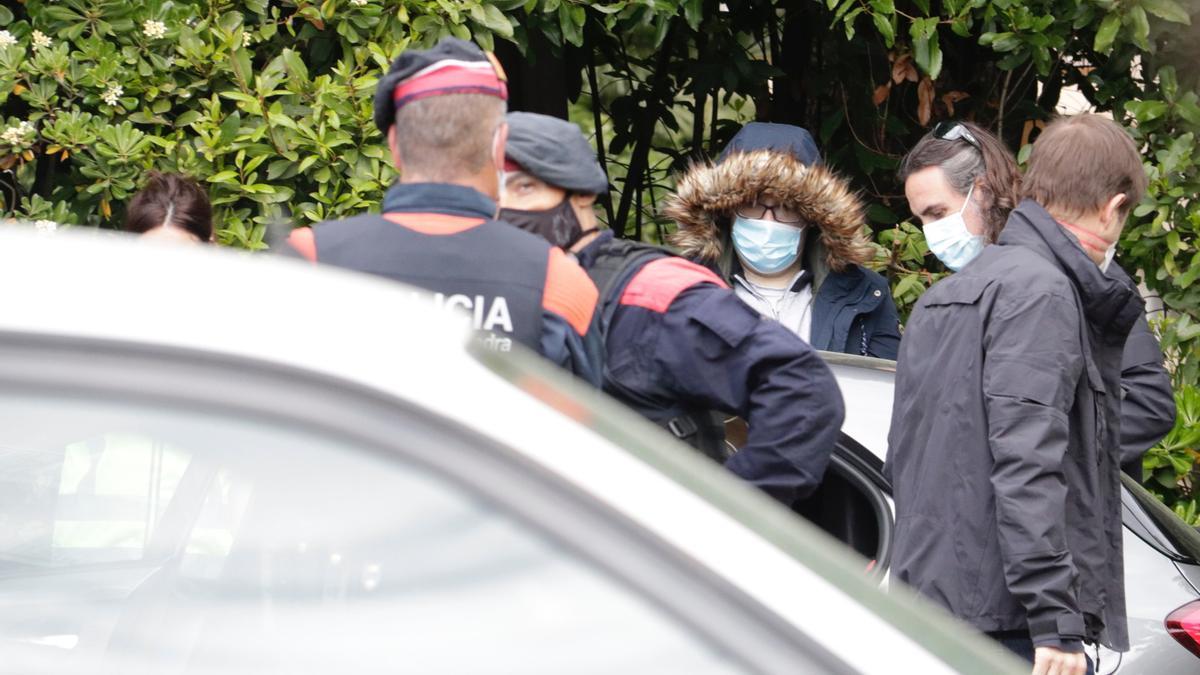 Un detingut en un registre a Sant Feliu de Guíxols a punt d&#039;entrar al vehicle policial