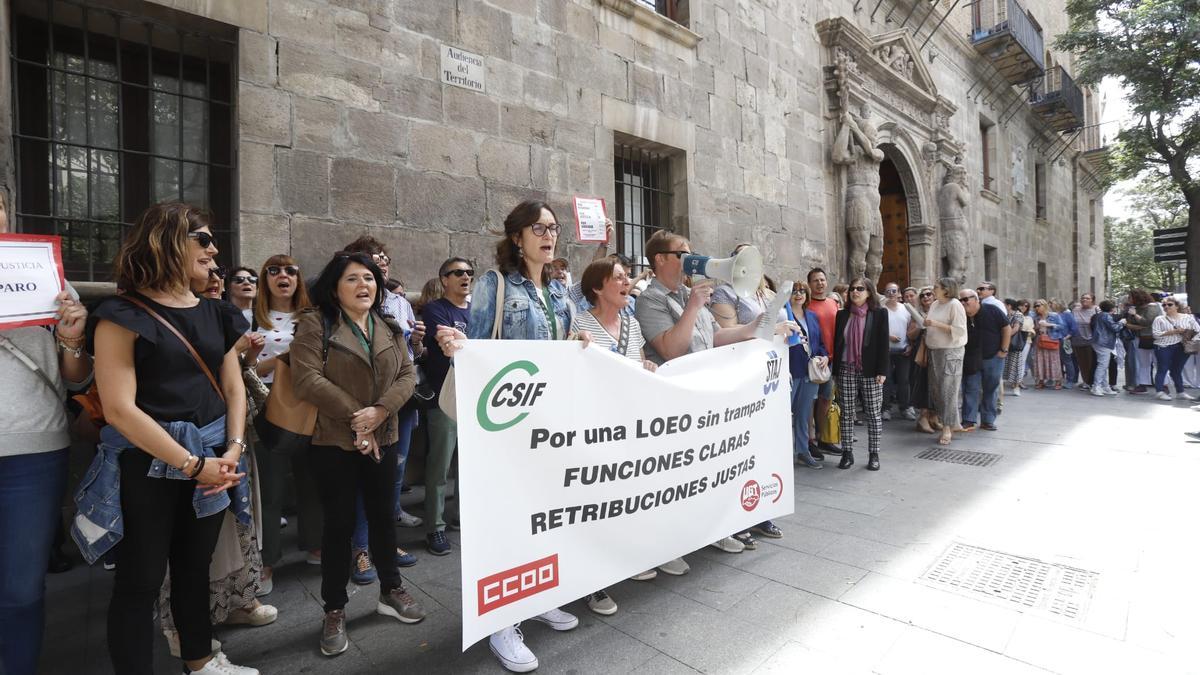 Los funcionarios de la Justicia -auxiliares, tramitadores, gestores y forenses-, a las puertas del Tribunal Superior de Justicia de Aragón (TSJA), esta mañana.