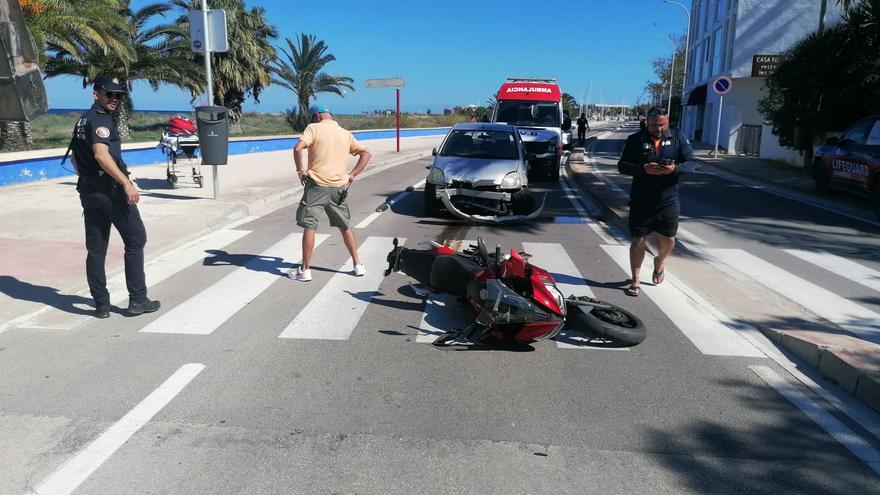 Un motorista se destroza el tobillo al embestirlo un coche en Dénia