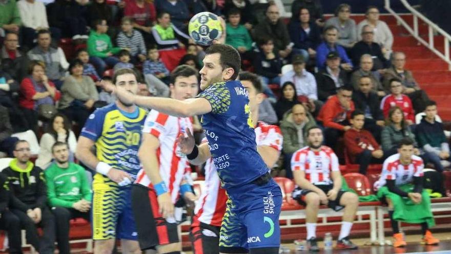 David García en una acción del partido de ayer ante el Puerto Sagunto. // Pepa Conesa