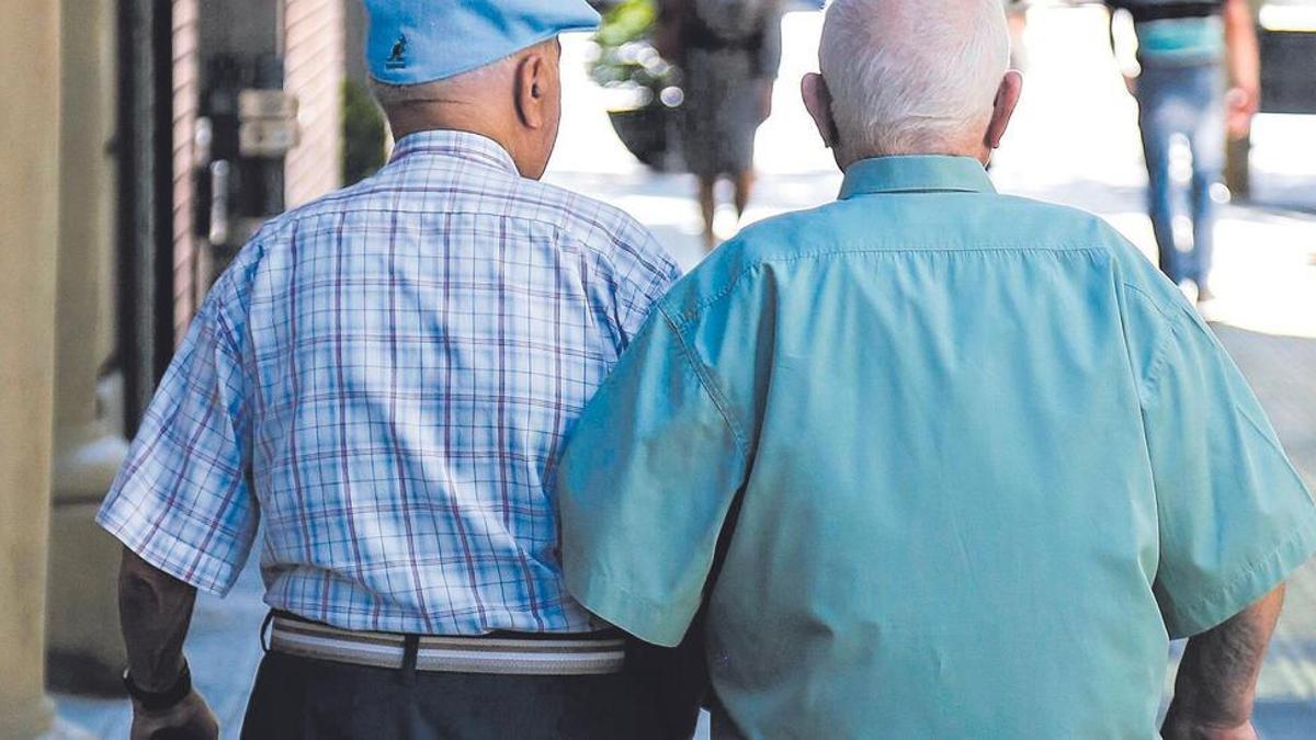 Dos jubilats passejant, en una imatge d’arxiu. | JULIO CARBO