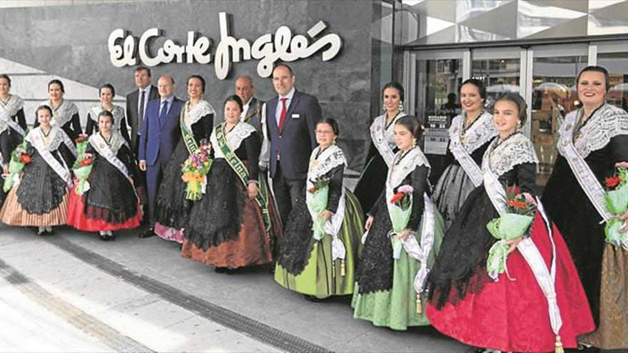 La reinas Estefanía y Berta visitan El Corte Inglés con sus damas