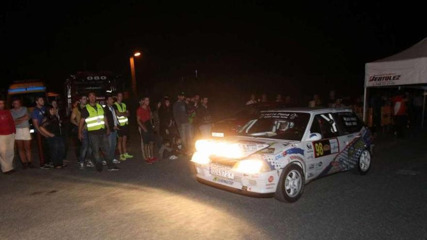 Uno de los participantes toma la salida ayer en el tramo nocturno de Castro de Beiro.