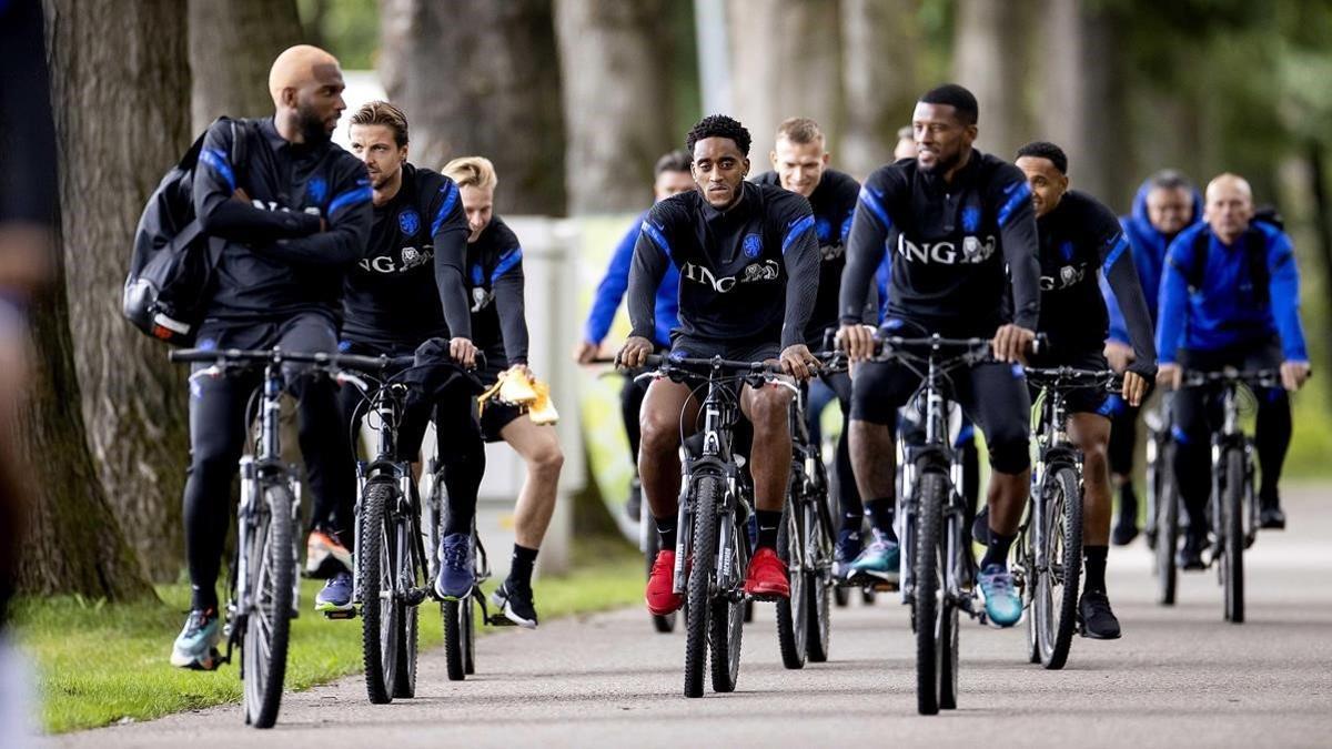 Ryan Babel, Leroy Der y Georginio Wijnaldum, a la derecha, en primera fila, en el paseo de la selección holandesa en su concentración de Zeist.