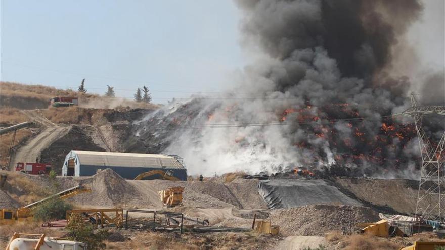 Los bomberos mantienen el control del incendio de la planta de reciclaje