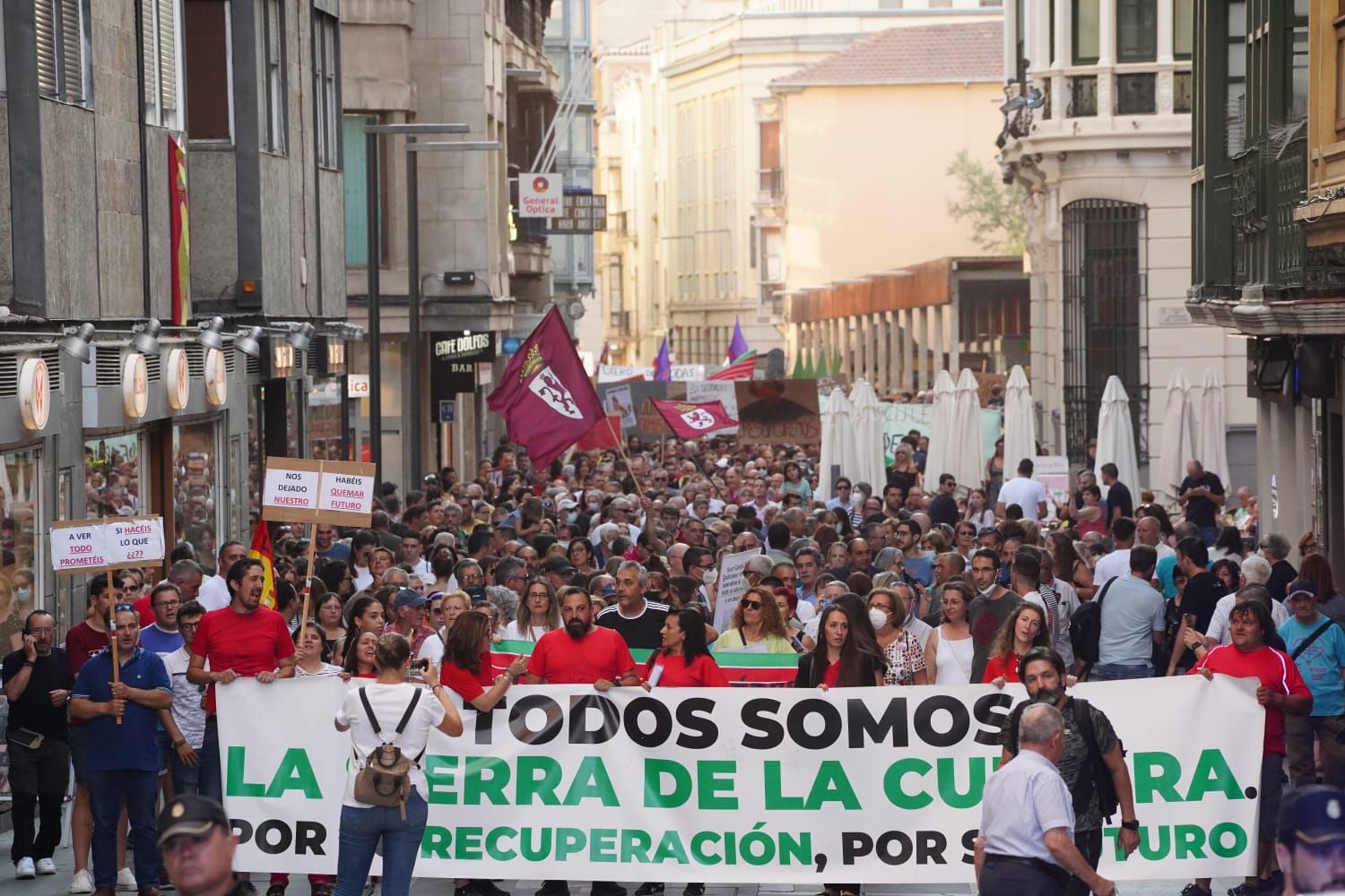 Manifestación por la gestión de los incendios.