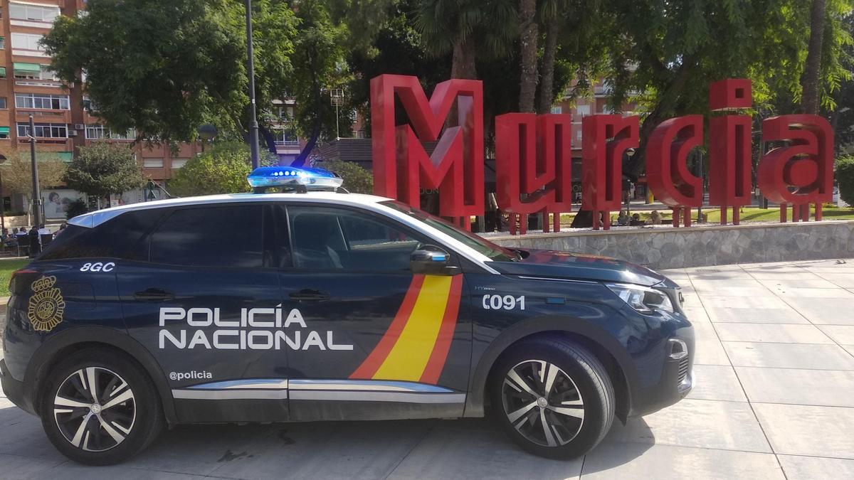 Vehículo de la Policía Nacional en la Plaza Circular de Murcia.