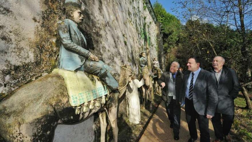 González Formoso, en primer término, y el alcalde, a la izquierda, durante su visita al parque del Pasatiempo .