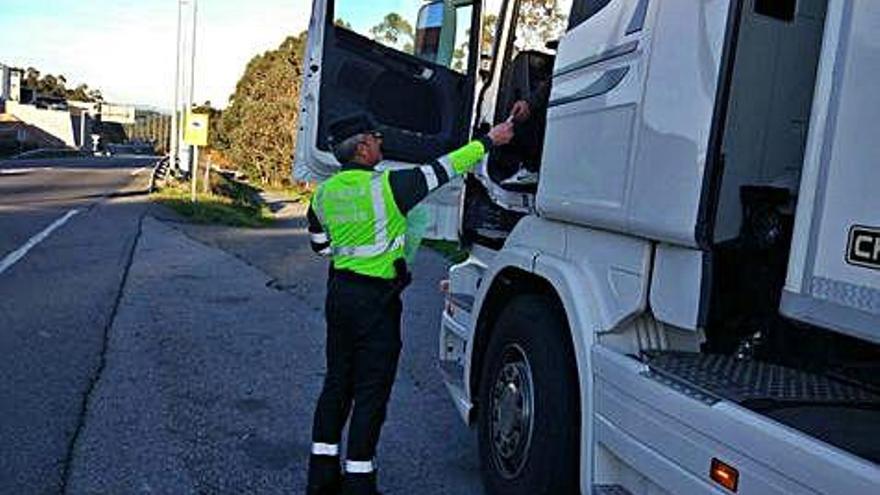 Un agente de la Guardia Civil de Tráfico durante un control rutinario a un camión en A Coruña.