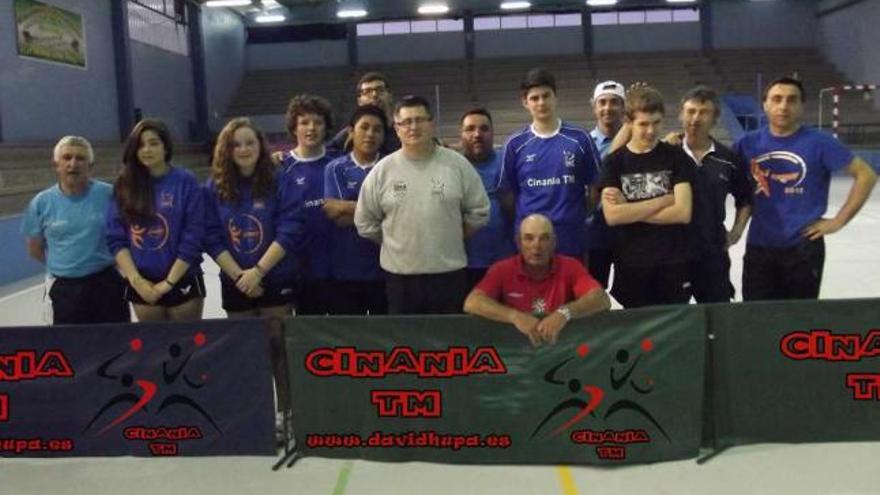 Jugadores y socios del Club Cinania en una imagen reciente en el pabellón de Rodeira.