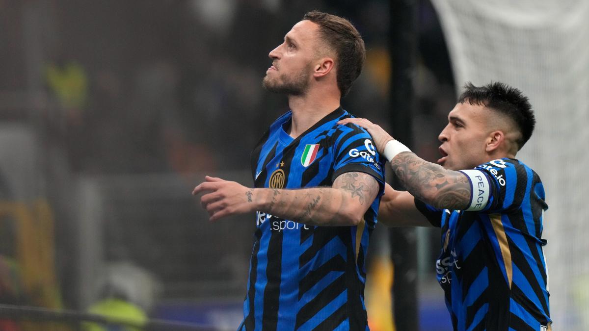 Arnautovic celebrando su gol con Lautaro Martínez