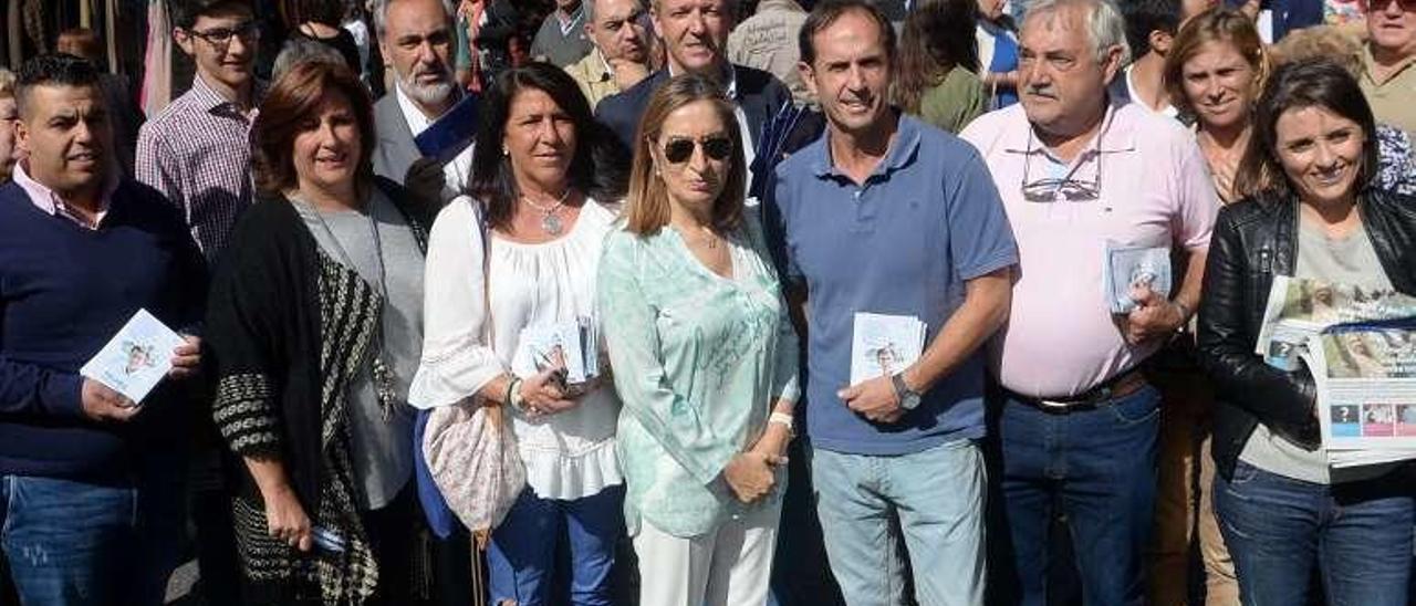 Fole junto a Ana Pastor y miembros del PP en Vilagarcía. // Noé Parga