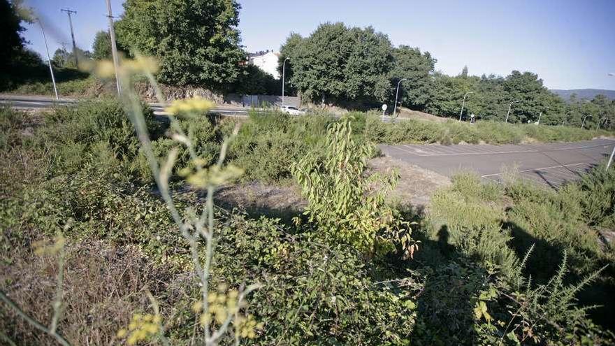 La finca linda con los terrenos urbanizados por Lidl y el área de A Baiuca. // Bernabé/Cris M.V.