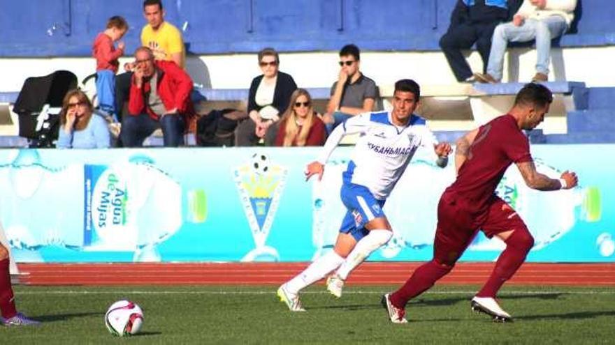 Álex Herrera, durante una de las acciones ofensivas del Marbella, en el encuentro de ayer frente al Jumilla.