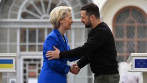 Ursula von der Leyen y Volodímir Zelenski se estrechan la mano tras su comparecencia en Kiev, este martes.