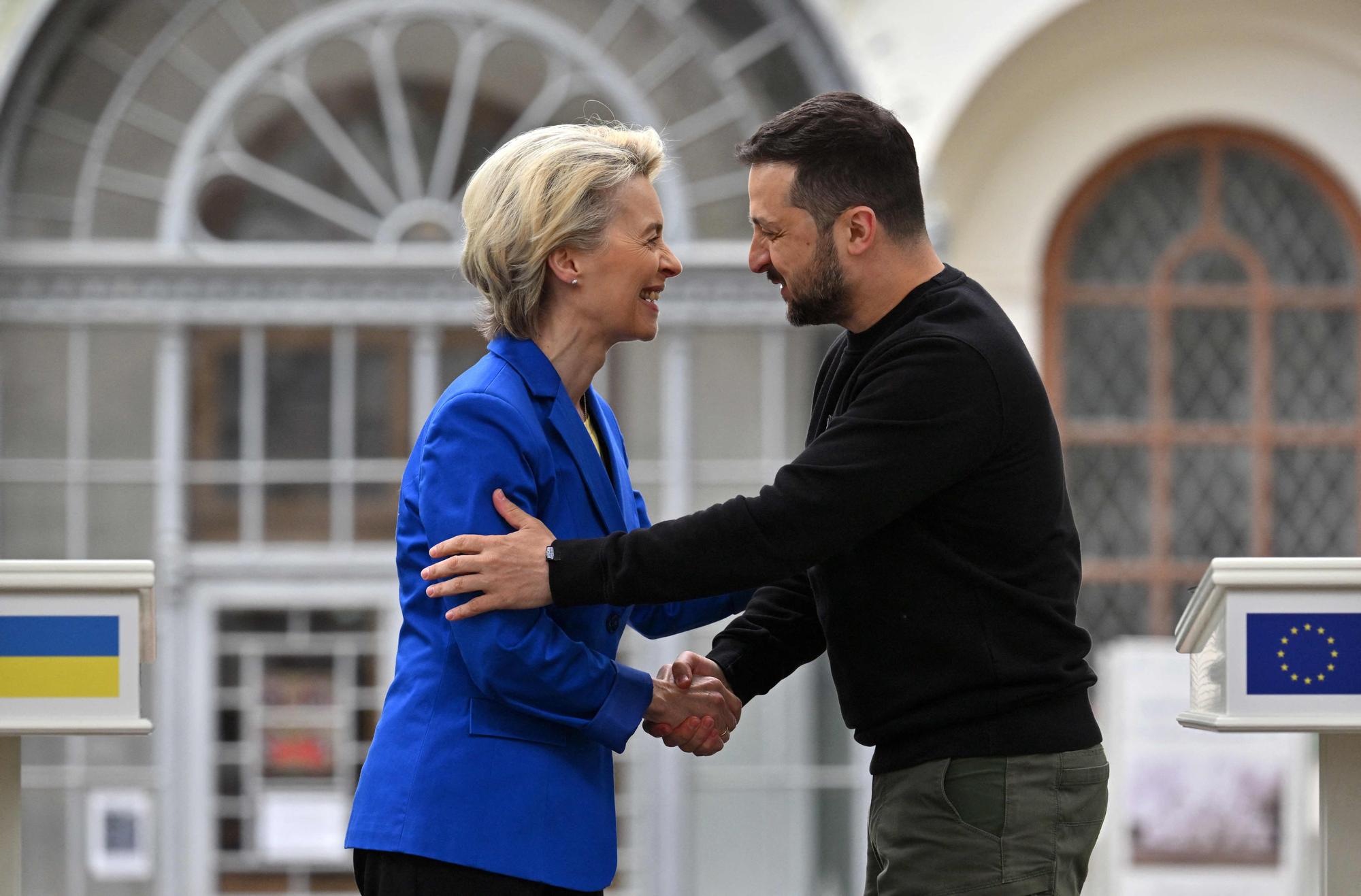 Ursula von der Leyen y Volodímir Zelenski se estrechan la mano tras su comparecencia en Kiev, este martes.