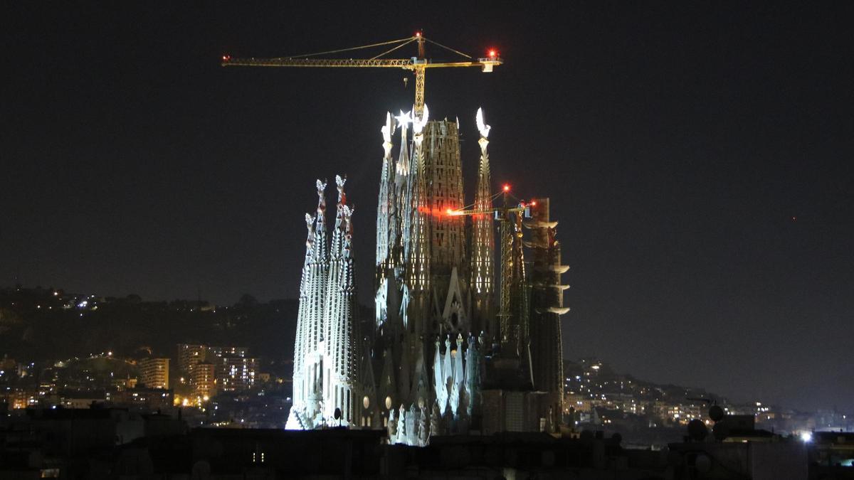 Las cuatro torres de los Evangelistas de la basílica de la Sagrada Familia se iluminan por primera vez