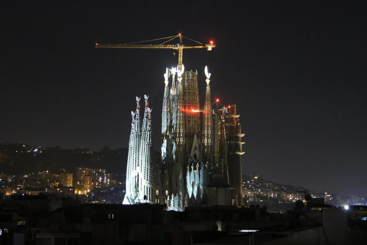 Las cuatro torres de los Evangelistas de la basílica de la Sagrada Familia se iluminan por primera vez, tras una ceremonia de bendición que marca su finalización, el 12 de noviembre de 2023 en Barcelona.