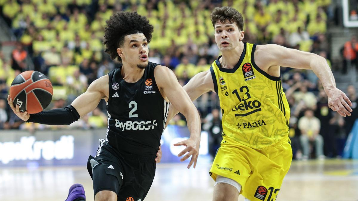 Tarik Biberovic (Fenerbahçe) y Nadir Hifi (París), en el primer partido de la eliminatoria