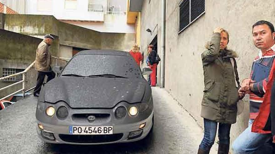 Vecinos y afectados, tras comprobar el estado de sus coches.