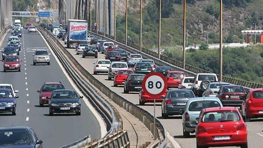 Imagen del tráfico, en un día laborable, por el puente de Rande.