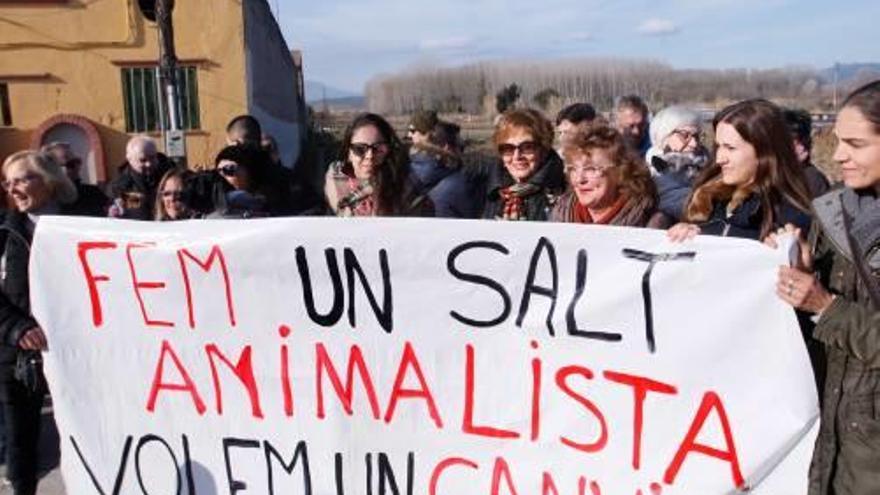 Una protesta del col·lectiu animalista a les Deveses.