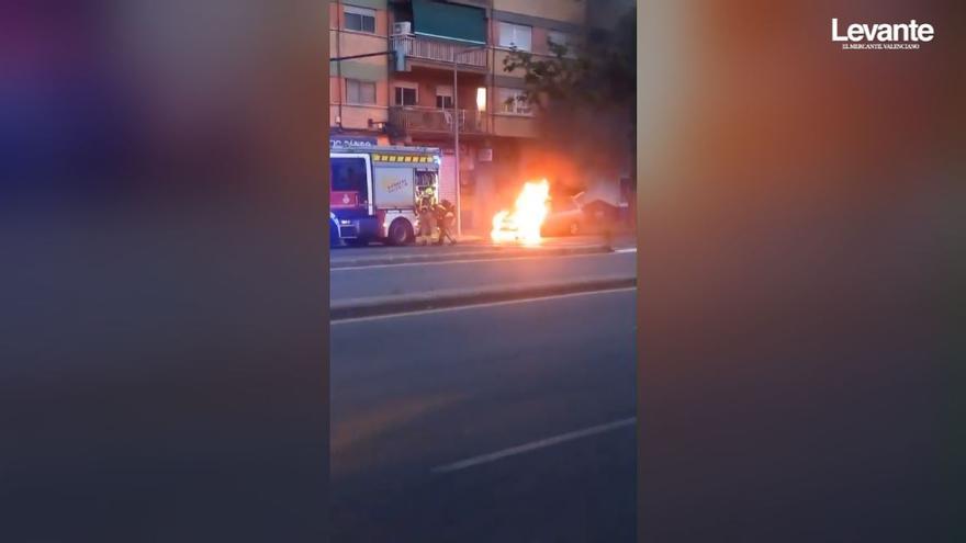 Un coche se incendia en la entrada a València por el camí Nou de Picanya