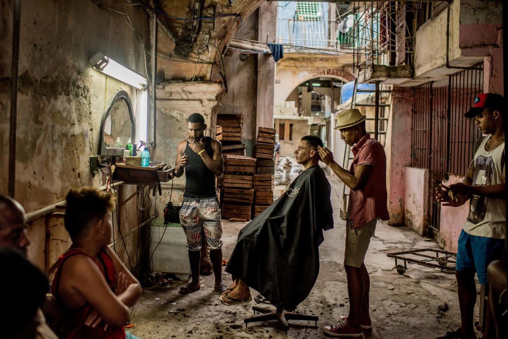 Una barbería en La Havana, Cuba, días después de la muerte de Fidel Castro. Autor: Tomás Munita.