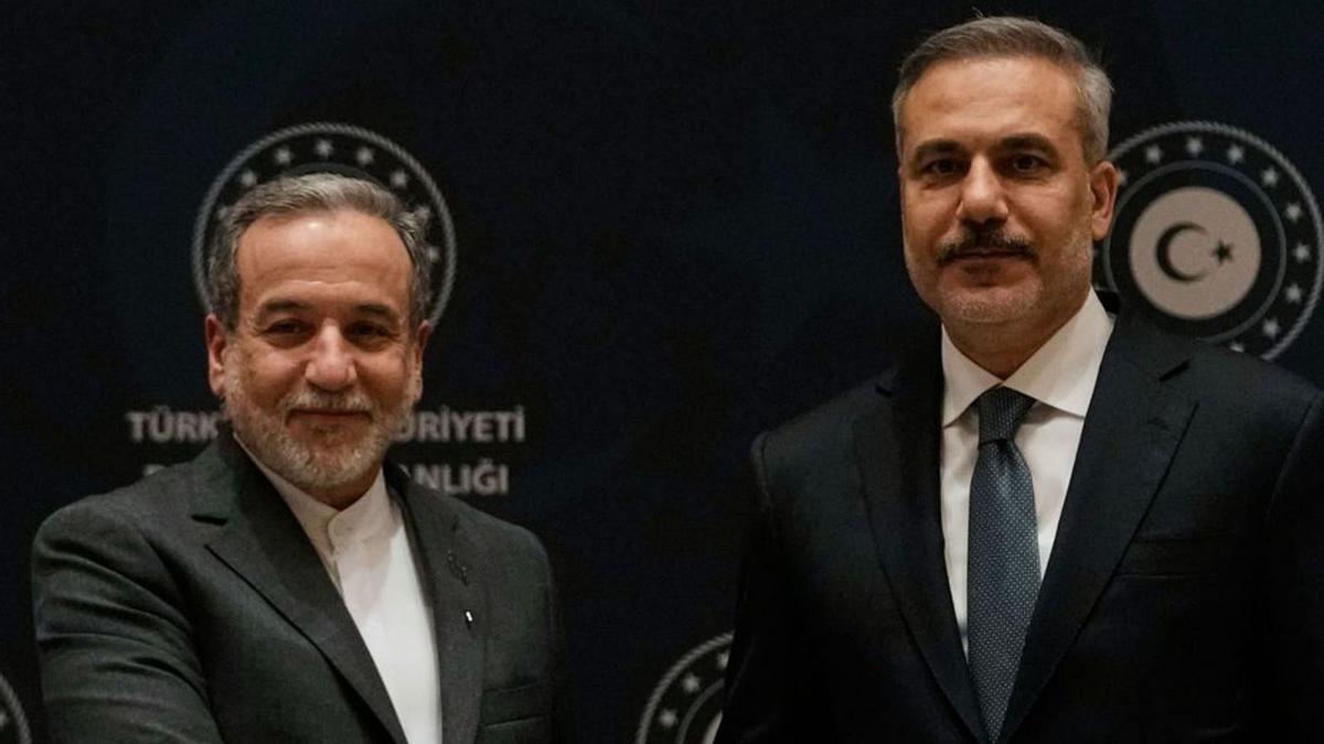 El ministre d’Exteriors iranià, Abbas Araghchi, a l’esquerra, saluda el seu homòleg turc, Hakan Fidan, ahir a Istanbul. | KHALIL HAMRA / AP
