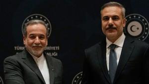 El ministre d’Exteriors iranià, Abbas Araghchi, a l’esquerra, saluda el seu homòleg turc, Hakan Fidan, ahir a Istanbul. | KHALIL HAMRA / AP
