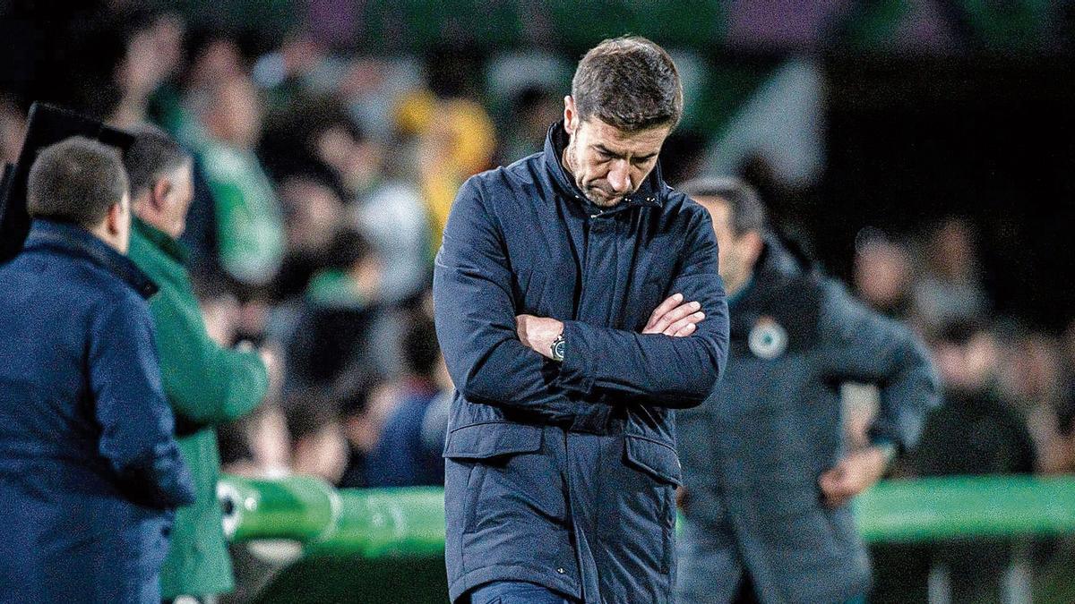 Gabi Fernández, cabizbajo durante el partido.