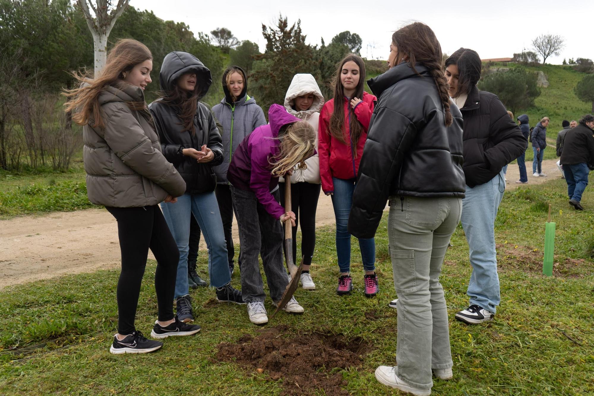 Plantación de árboles por alumnos del IES La Vaguada en Valorio