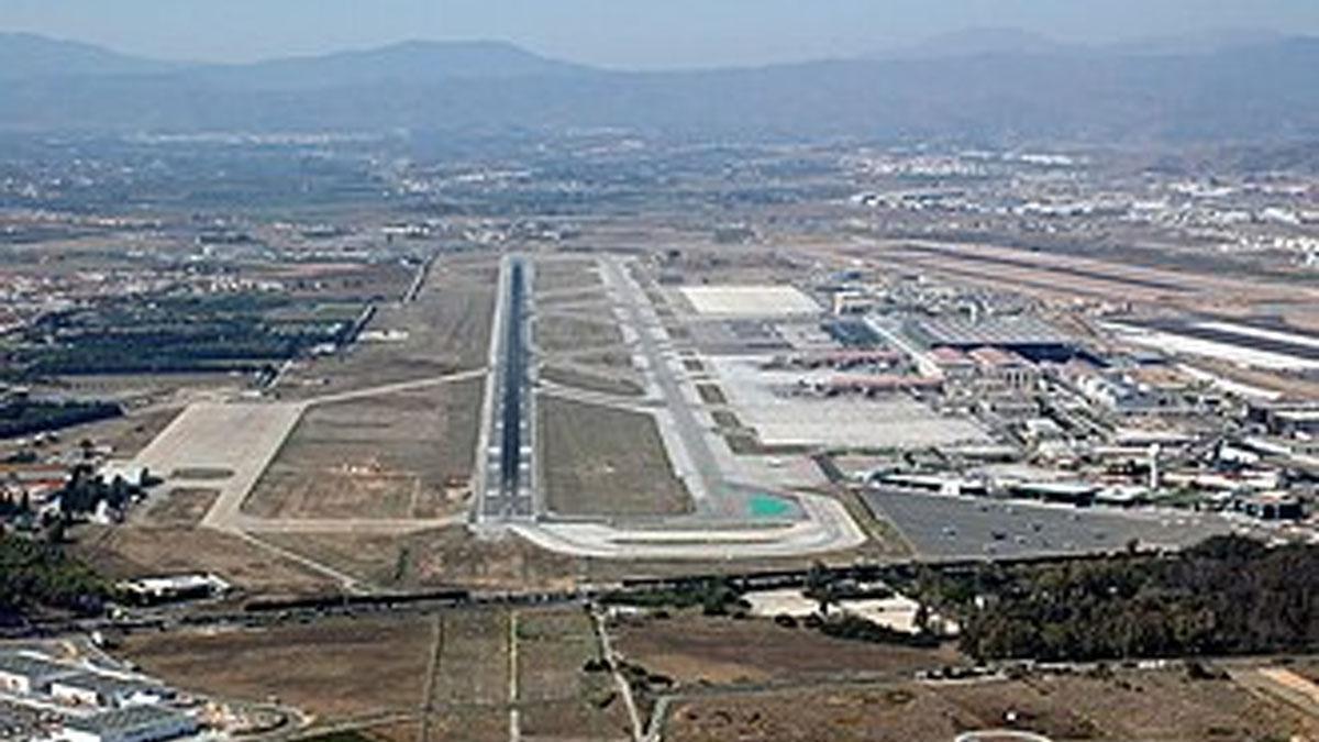 Avisos por un dron obligan a suspender la operatividad en el Aeropuerto de Málaga durante más de media hora