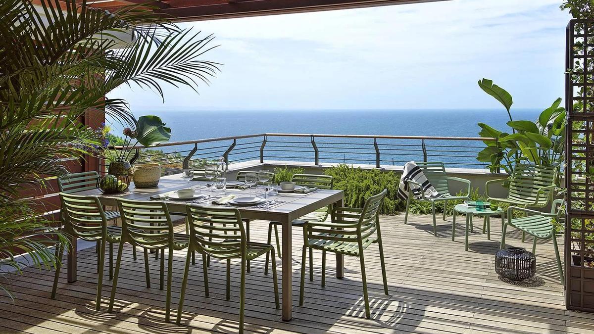 Los expertos recomiendan apostar por unos pocos elementos de calidad que, bien escogidos, elevarán nuestra terraza a la elegancia de lo auténtico.