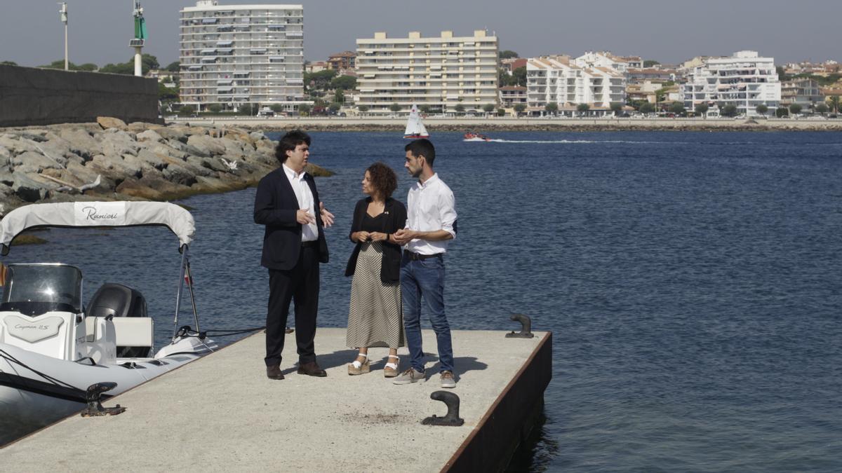 Pere Vila, Laia Cañigueral i Josep Bofill en el nou moll d&#039;espera