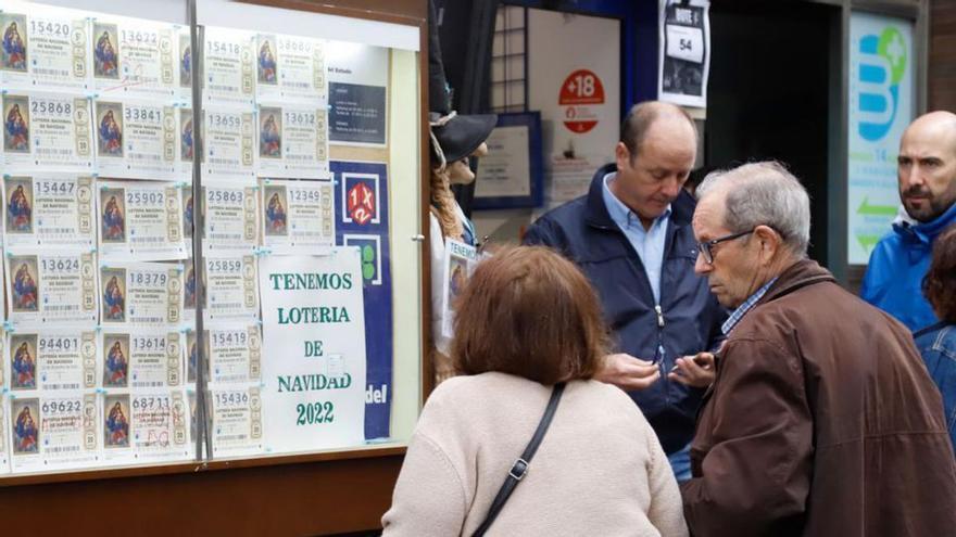 Ambiente en una administración de Loterías en Córdoba.