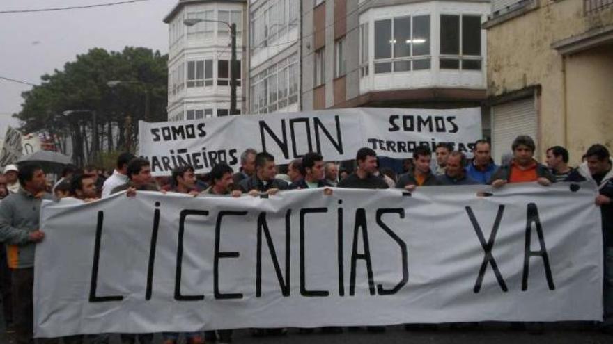 Manifestación de los vecinos de Camariñas a favor de los imputados en 2007. / m. c. suárez
