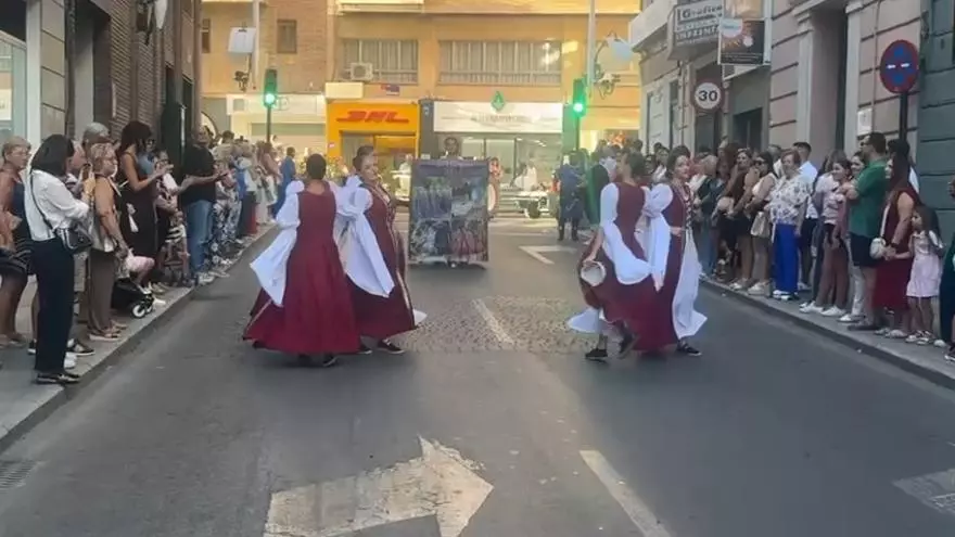 El futuro de Moros y Cristianos lleva la tradición por las calles de Murcia