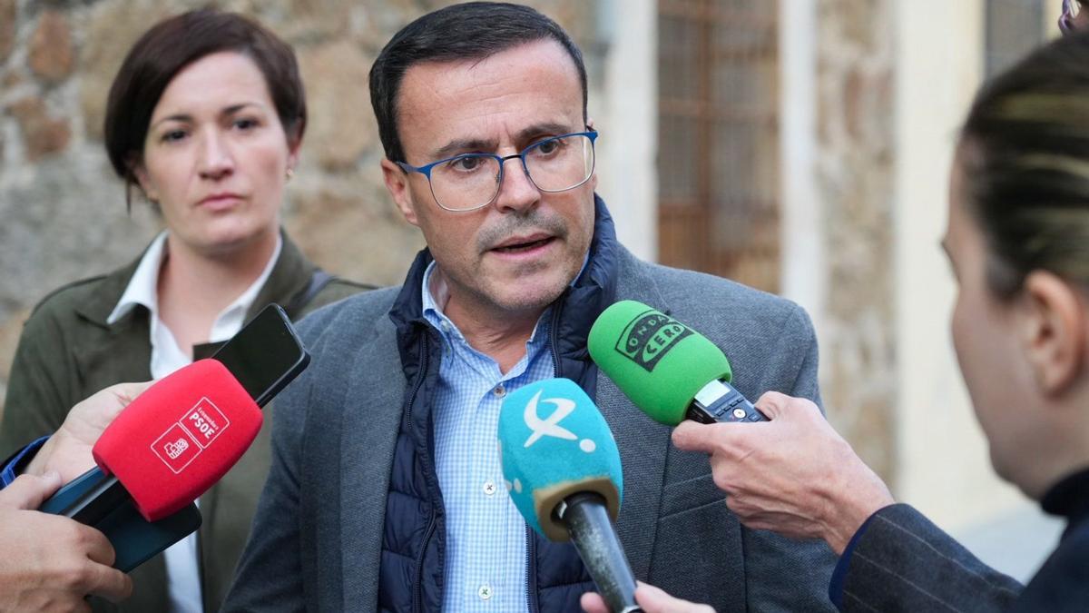El secretario general de los socialistas extremeños, Miguel Ángel Gallardo, en declaraciones a los medios.