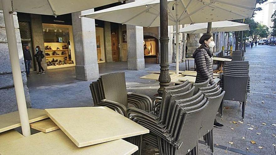 La terrassa tancada d&#039;un bar, ahir a Girona.